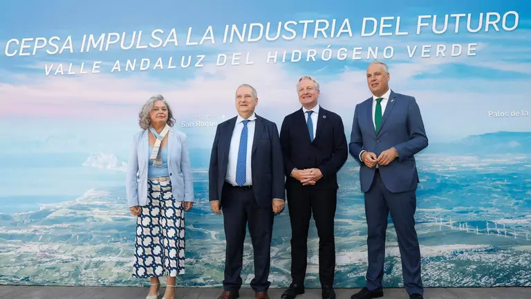1.Blanca Flores, subdelegada del Gobierno en Cádiz, Jordi Hereu, ministro de Industria, Maarten Wetselaar, CEO de Cepsa, y Juan Carlos Ruiz Boix, alcalde de San Roque