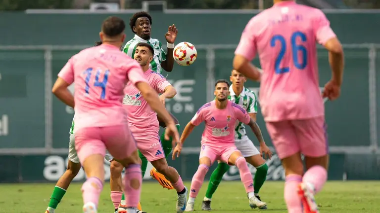 Una acción del choque entre el filial del Betis y el Recre.