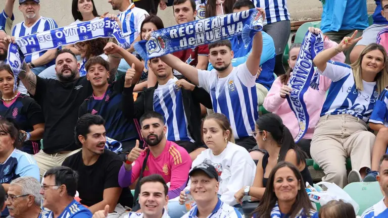 Aficionados del Recreativo en la Ciudad Deportiva Luis del Sol.