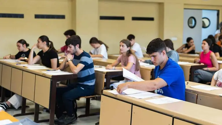 Alumnado en las pruebas de PAU.