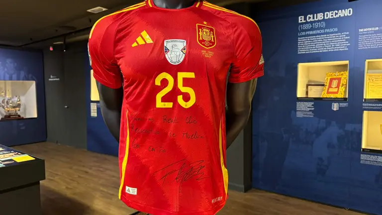 Así luce la camiseta de Fermín López en el Museo del Decano.