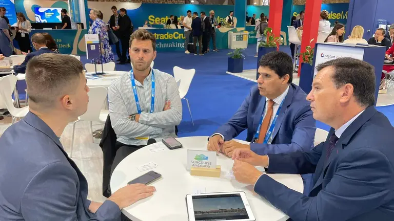 Reunion APH con Ponant, en primer plano Alberto Santana