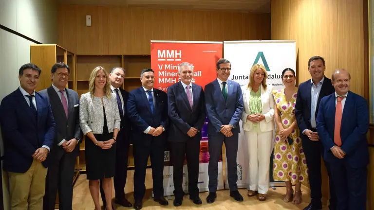 Foto de familia de la presentación del evento que se celebra en Sevilla