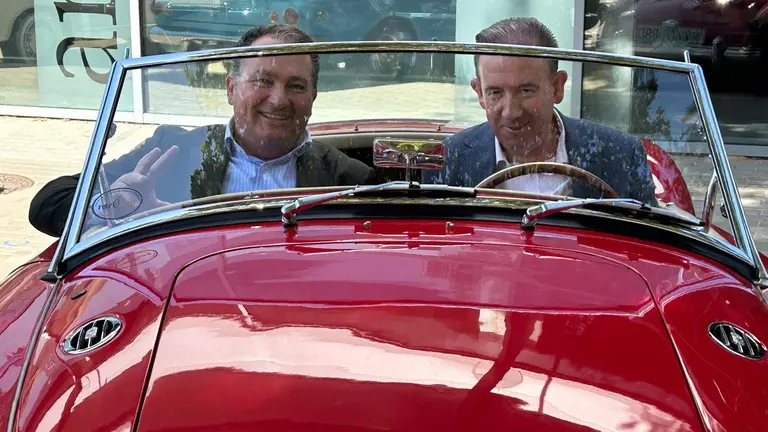 Toscano y Manuel Guerra, en la Feria del Veh&iacute;culo Antiguo de Aracena