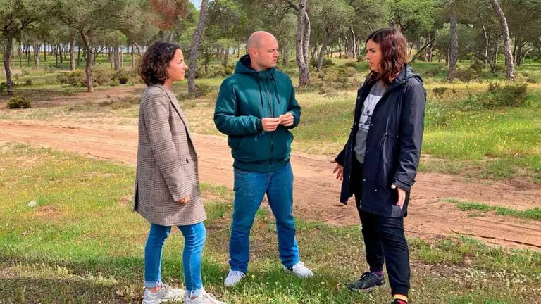 Integrantes de IU Punta Umbría, con Ruiz en el centro
