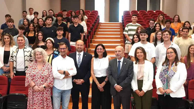 Primera promoción de aspirantes el título de Medicina de la UHU