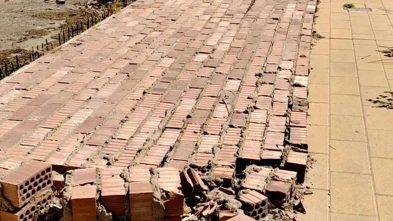 El muro lleva once meses esperando un arreglo