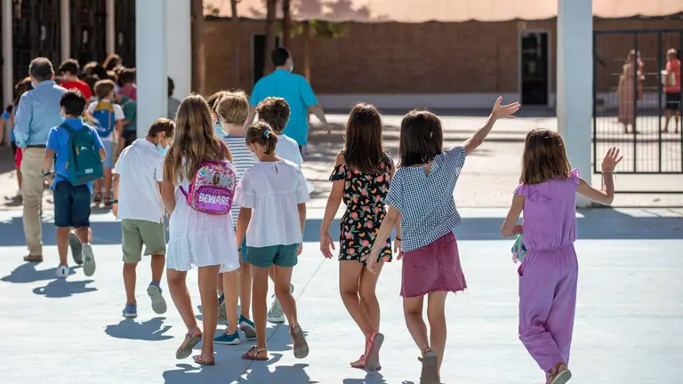Alumnado entra al cole en Cartaya