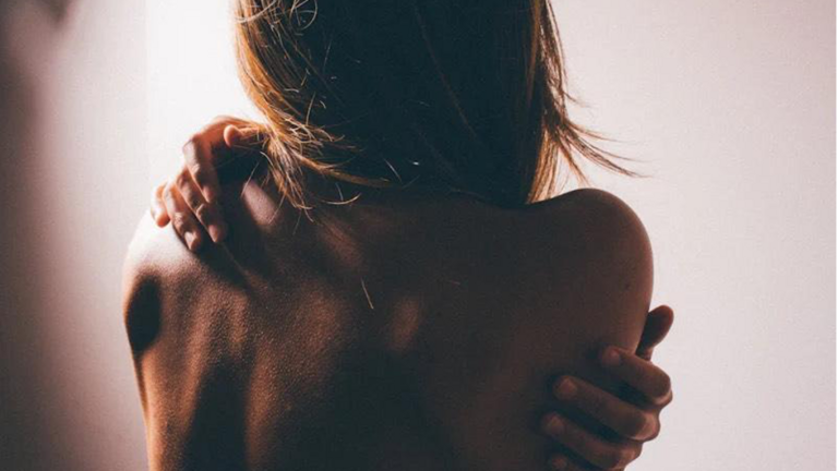 Imagen de https-::unsplash.com:es:fotos:cerrar-foto-de-espalda-de-mujer-B5LZDN_t_fc  