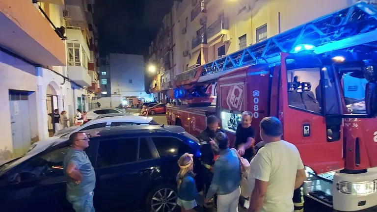 Vecinos en la calle junto a los Bomberos
