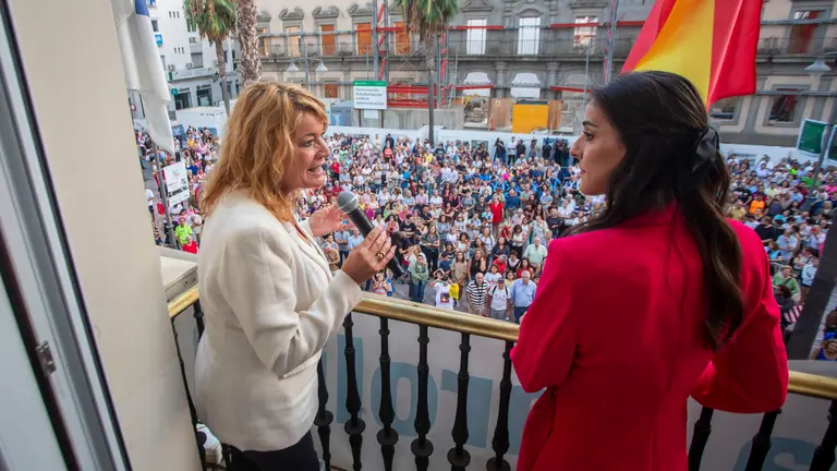 Carolina Mar&iacute;n junto a la alcaldesa