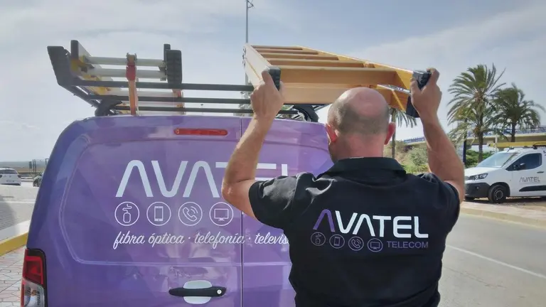 Un operario de Avatel en ruta de servicio