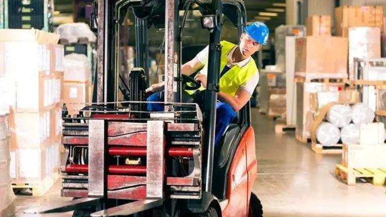 Un trabajador maneja una carretilla