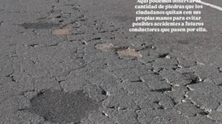 Asfalto roto n pedazos, con peligro de rotura de lunas y causa de accidentes