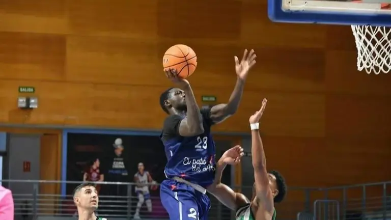 Chabi Yo lanza a canasta ante el Betis.