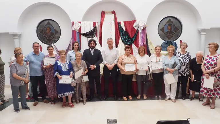 Foto de familia de la presentaci&oacute;n de los Talleres