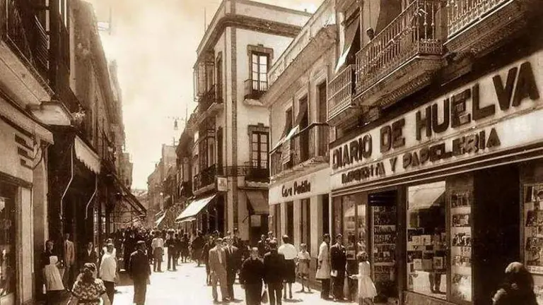 Imagen de la Huelva en blanco y negro, con Diario de Huelva en el centro