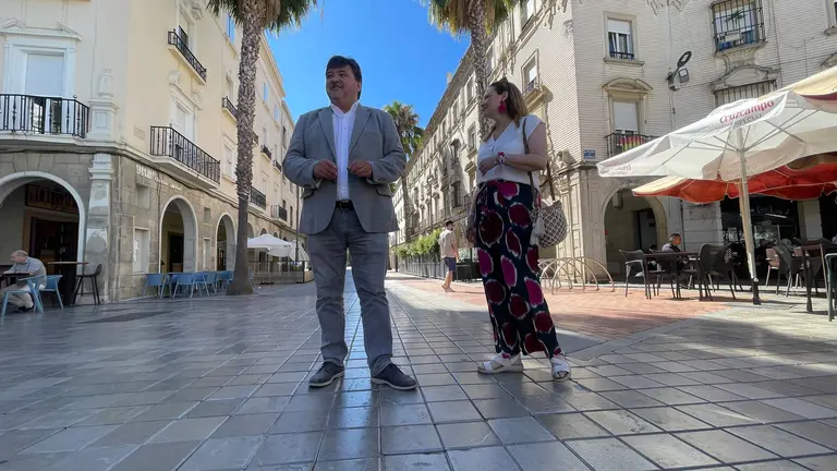 Gabriel Cruz, en la calle, junto al Ayuntamiento de Huelva