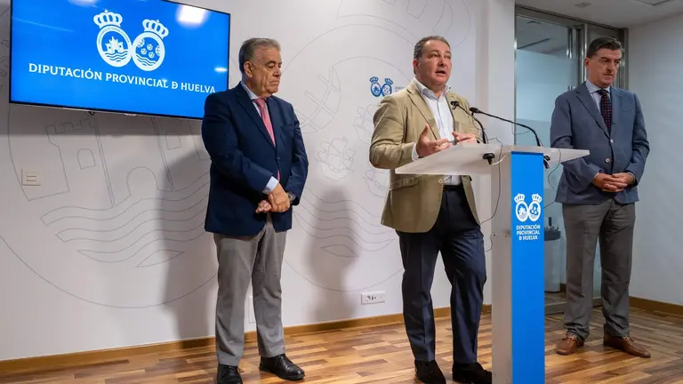 De izquierda a derecha, Francisco Bella, alcalde de Almonte; David Toscano, presidente de la Diputación, y Santiago Padilla, presidente de la Matriz