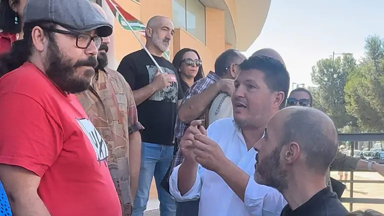 Toti, junto a integrantes de IU en la concentración de esta semana