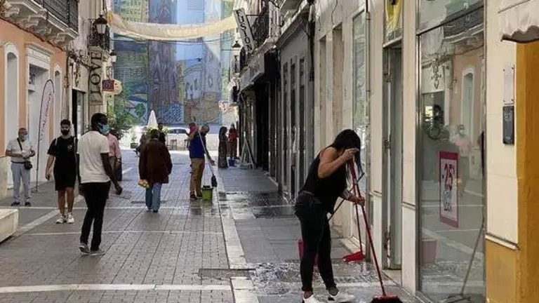 Los comerciantes de Huelva ya han salido en alguna ocasión a limpiar la calle