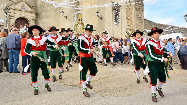 Grupo de Danza ante la Virgen de la Esperanza en el casco histórico de Cumbres Mayores