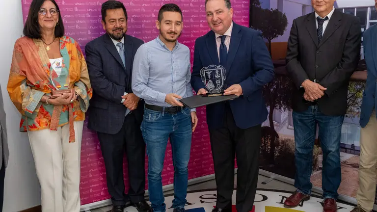 Entrega reconocimiento a la Diputaci&oacute;n de Huelva