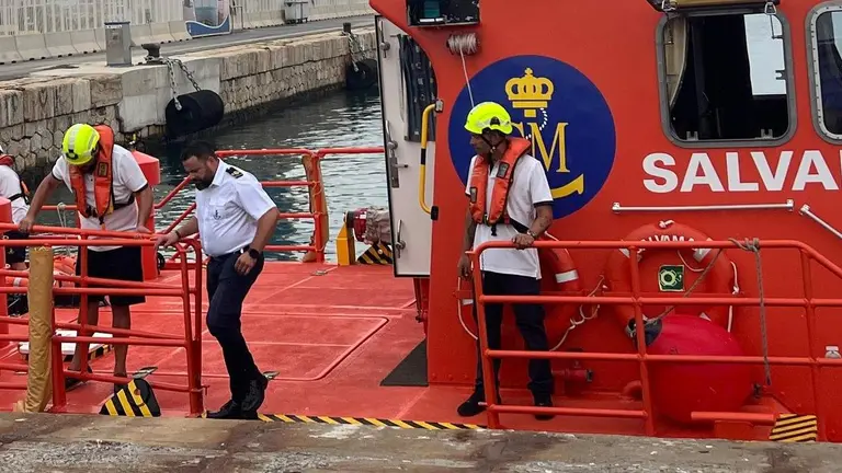 Efectivos de Salvamento Marítimo, que han buscado al joven desde hace casi una semana