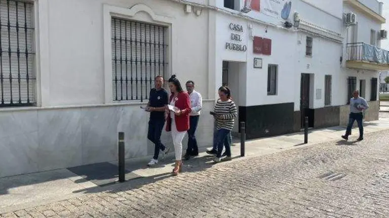 Bella Canales, portavoz del PSOR de Lepe, en el pueblo.