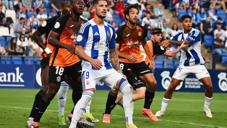 Lance del partido entre el Recre y el Fuenlabrada.