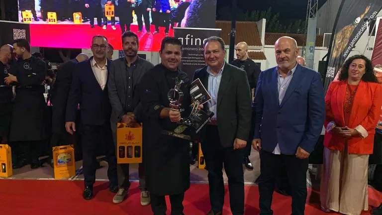 Toscano entrega el premio a Antonio Gonz&aacute;lez