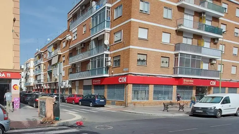 Entorno de un 24Horas donde se arroja con frecuencia restos de comida en la calle, botellas rotas y atrae a ratas e insectos