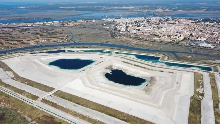 Fosfoyesos, en primer plano, con la capital al fondo, una pésima imagen de la marca Huelva