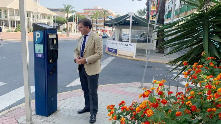 Hernández Cansino, ante una máquina de la ORA