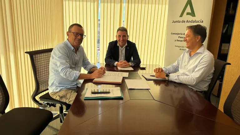 El delegado &Aacute;lvaro Burgos en una reuni&oacute;n con la Asociaci&oacute;n el Burrito Feliz