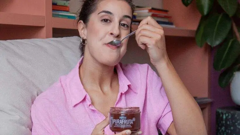 Carolina Marín en un spot de la marca Helios basado en las fresas de Huelva