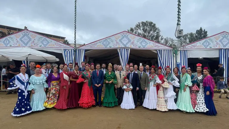 Foto de familia ante la caseta del Polvorín