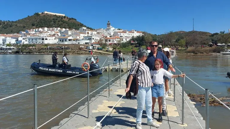Puente flotante entre Sanlúcar y Alcoutim montado para el Festival del Contrabando