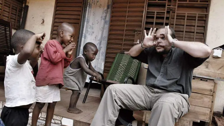 Luis de Vega, en uno de sus trabajos de reportero