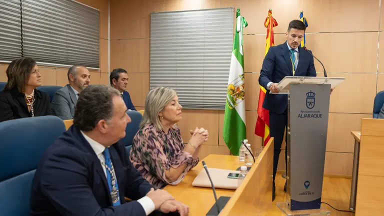 Toma posesión Adrián Cano, que lee su discurso ante la atenta mirada de su predecesor, David Toscano, que seguirá como concejal