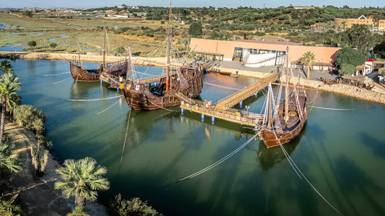 Réplica de las naves de Colón en el Muelle de las Carabelas