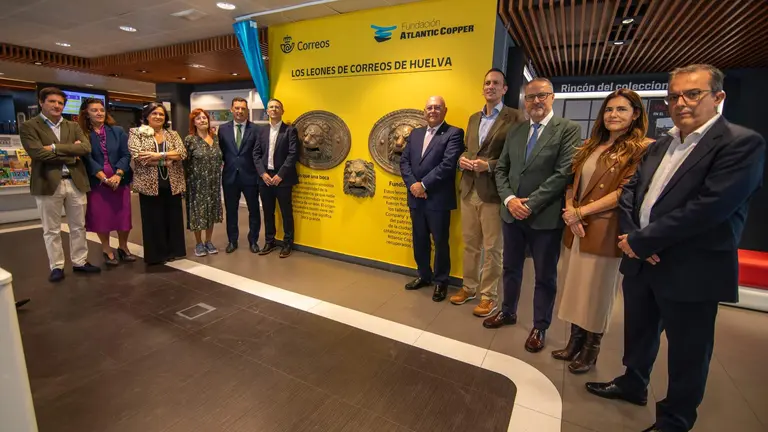 Foto de los históricos leones expuestos en Correos