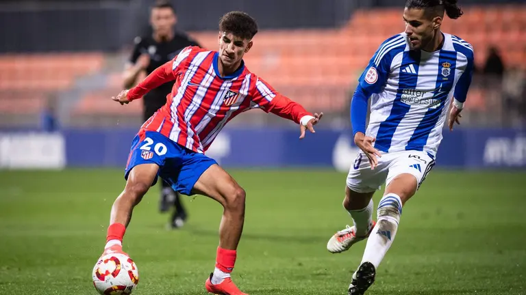 Lance del partido entre el Atlético B y el Recreativo de Huelva.