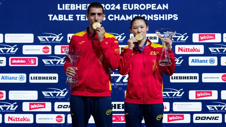 Álvaro Robles con su oro continental.