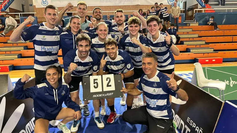 El CB IES La Orden celebrando su victoria.