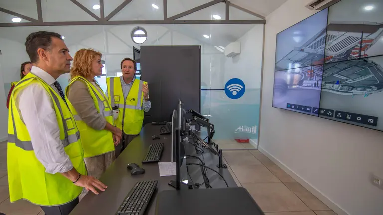 Visita ETAP Huelva Placas Solares, Pe&ntilde;a explica a Pilar Miranda y Arias los detalles del proyecto