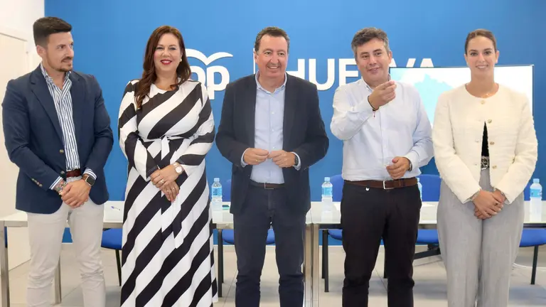 González posa con las nuevas alcaldesas y alcaldes de Palos, La Palma, Lepe y Aljaraque