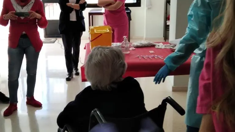 Proceso de vacunaci&oacute;n en una residencia onubense