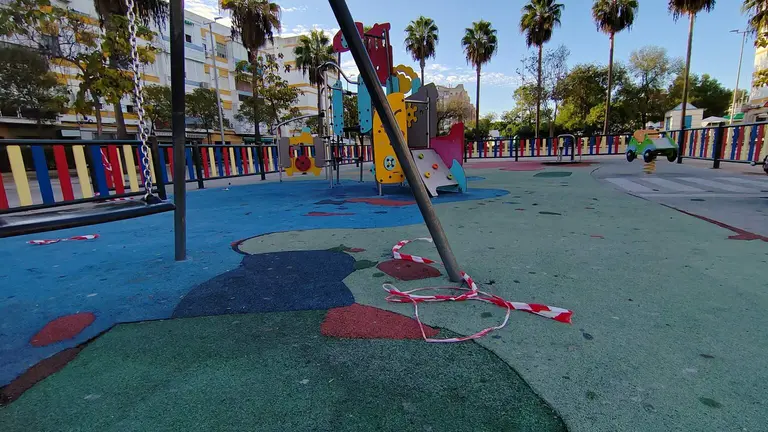 Parque Infantil Plaza And&eacute;valo muy deteriorado