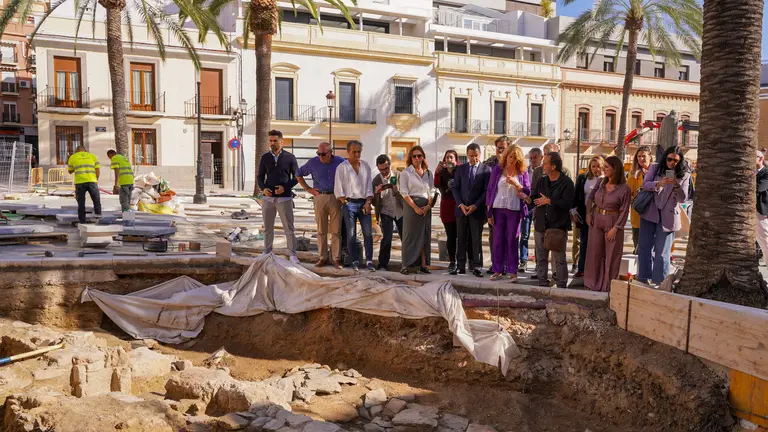 Observando los hallazgos arqueológicos de San Pedro junto a las escalinatas